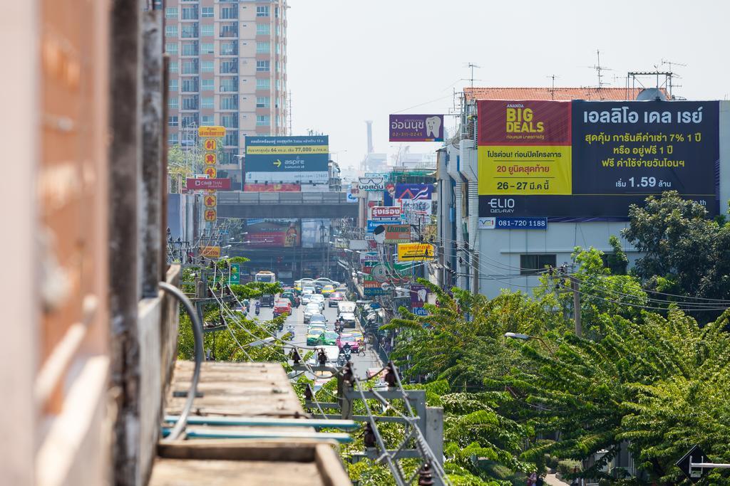 Trica Hostel Bangkok Bagian luar foto