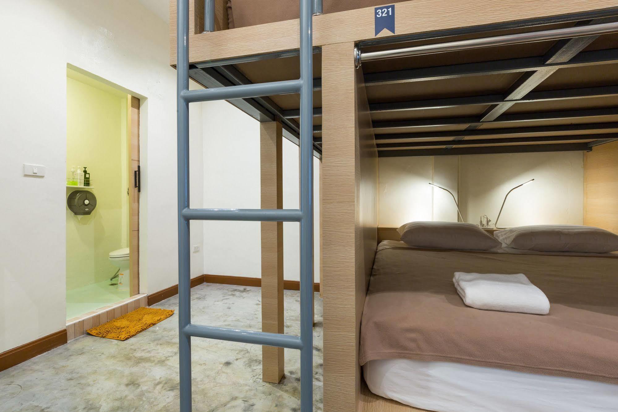 Trica Hostel Bangkok Bagian luar foto